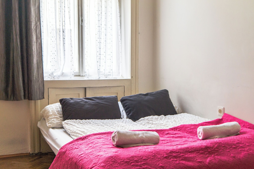 Budget 1BR Apt Sleeps 5 Belvedere