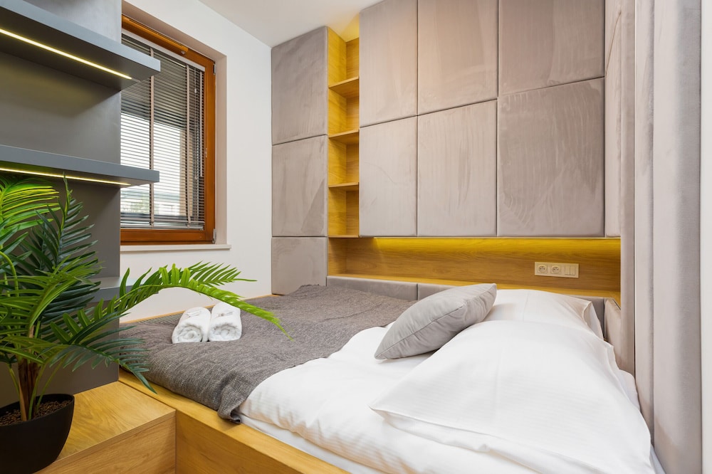 Studio Warsaw Grzybowska by Renters view 3