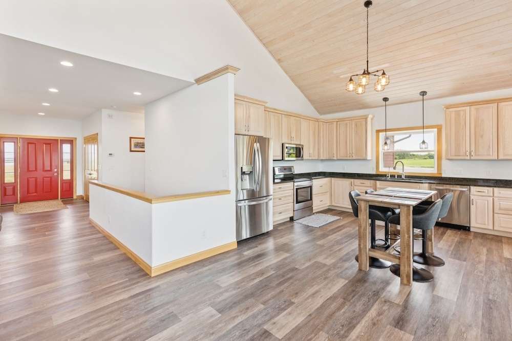 Lakeside 4br Retreat Private, Peaceful & Scenic 4 Bedroom Villa