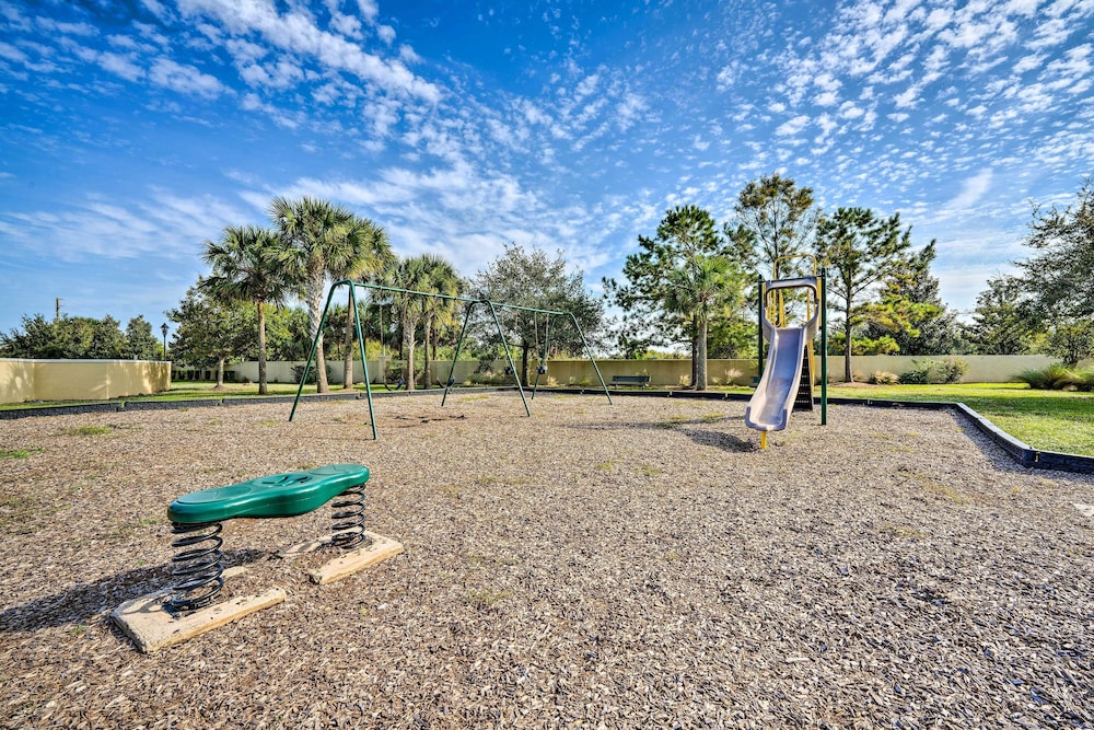 4 Mi to Wdw: Sleek Townhome w/ Community Pool!