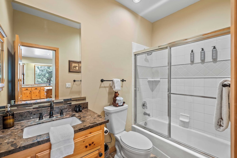 Sleeps 27 2 Homes Near the Lake, Hot Tub + Views Castle Glen Estates