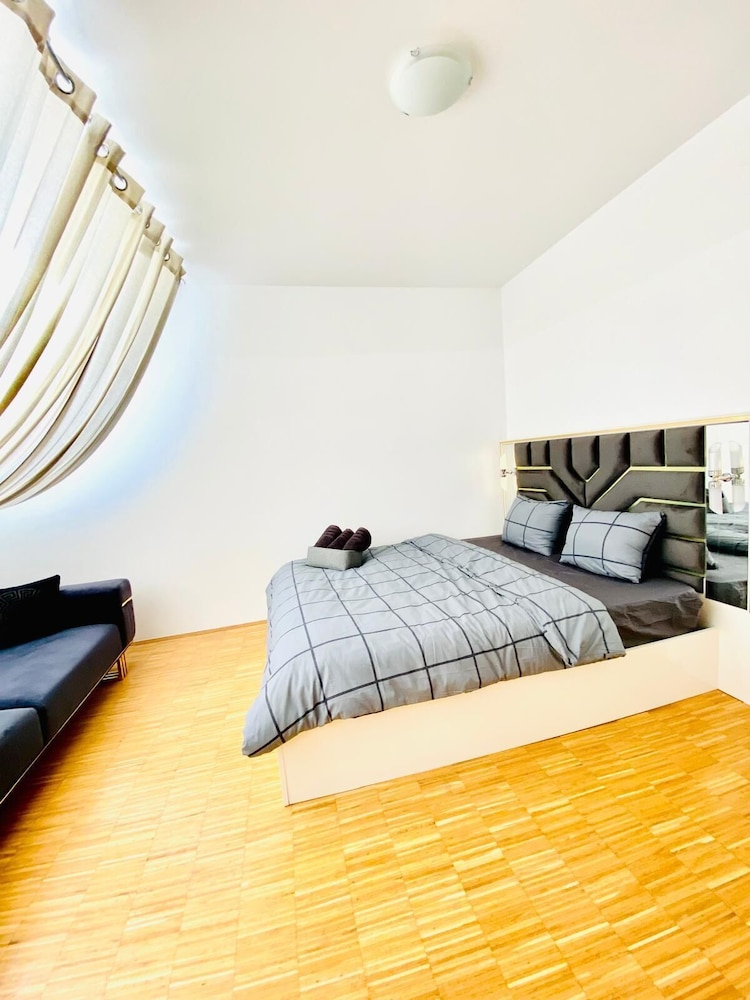 Comfy 3BR Apt With Living Room Balcony