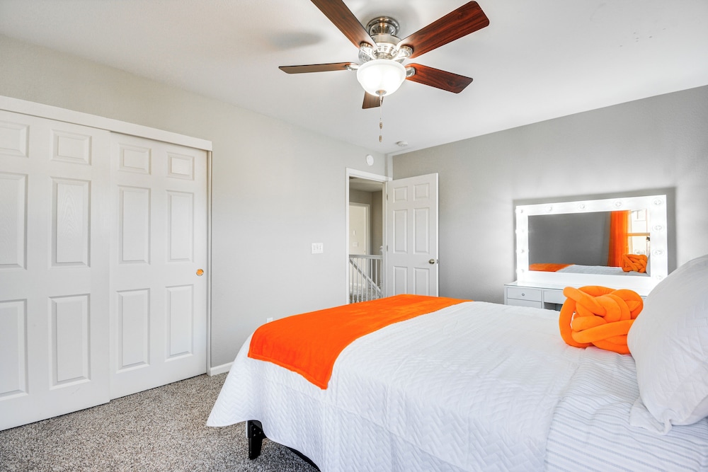 3 Mi to Downtown Merced: Family-friendly Home