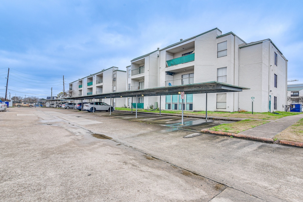 Houston Condo w/ Pool Access ~ 1 Mi to NRG Stadium view 5