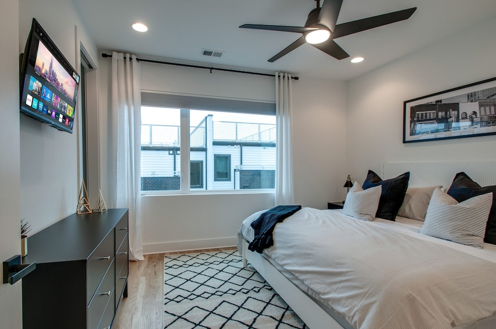 Rooftop DT City Views - Bluebird Karaoke - 14 Beds