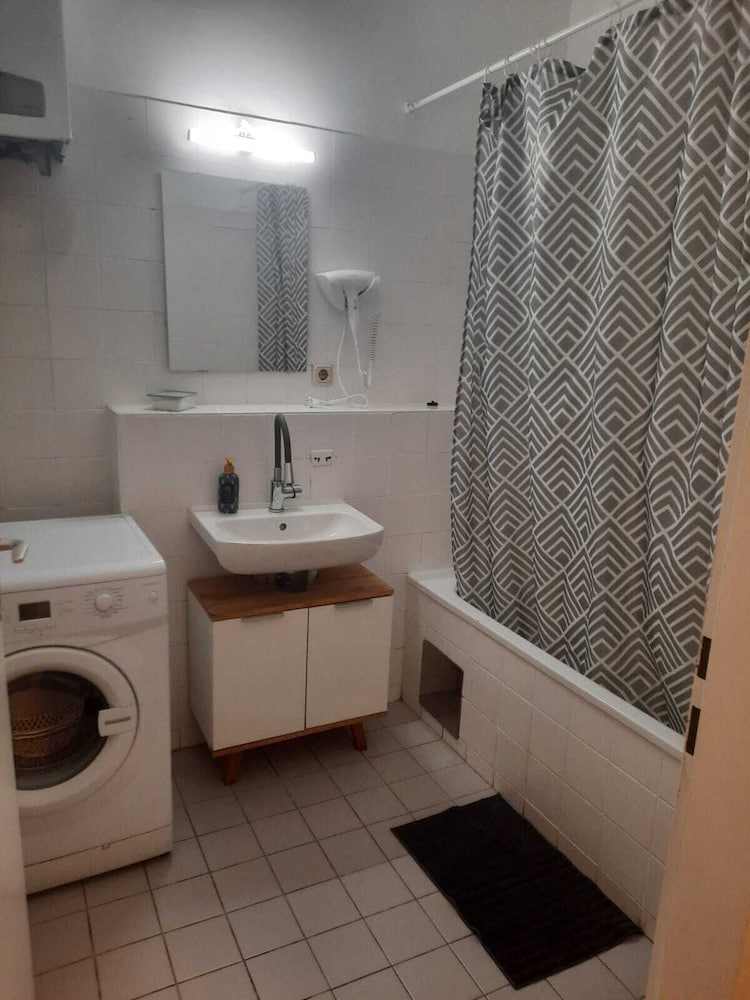 Spacious 2BR 1LR Apartment Central Area