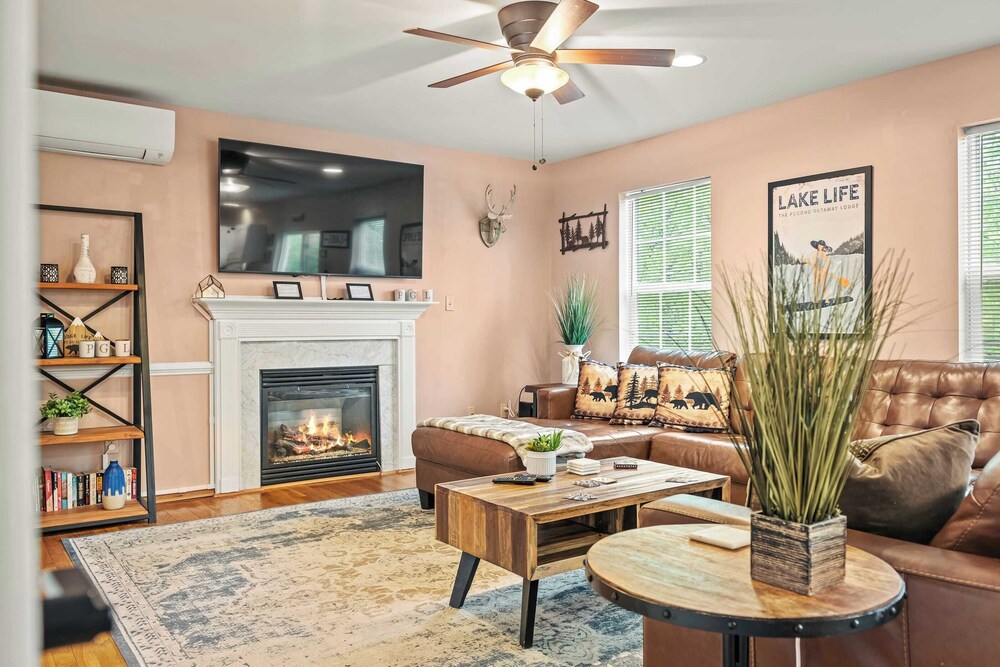 Lakeview Retreat w/ Kayaks, Game Room, Firepits Gated Community w/ Lake + Beach Access