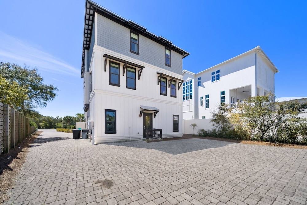 Four Blue Palms 7 Bedroom Home by RedAwning view 2