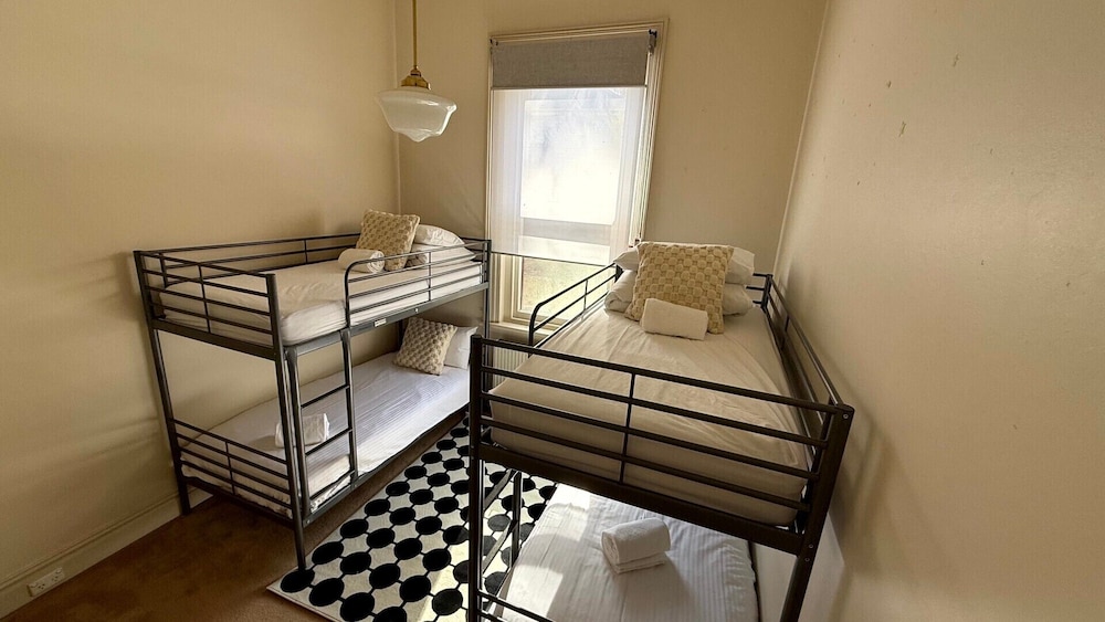 Colonial Bank Motel