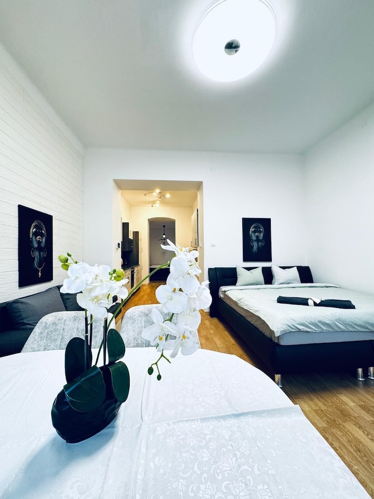 Lovely 2BR for 5 Peaceful Central Stay