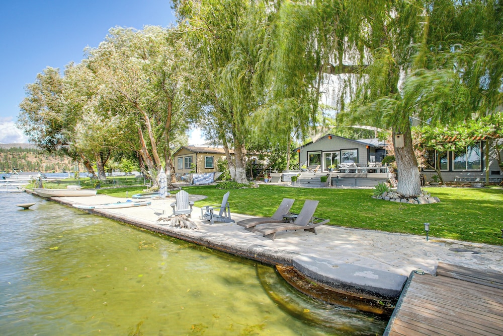 Hot Tub, Deck & Mtn Views: Nine Mile Falls Duplex