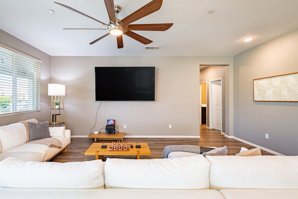 Luxe Indio Stay w Pool Tiki Bar Fire Pit Near Coachella Longfellow