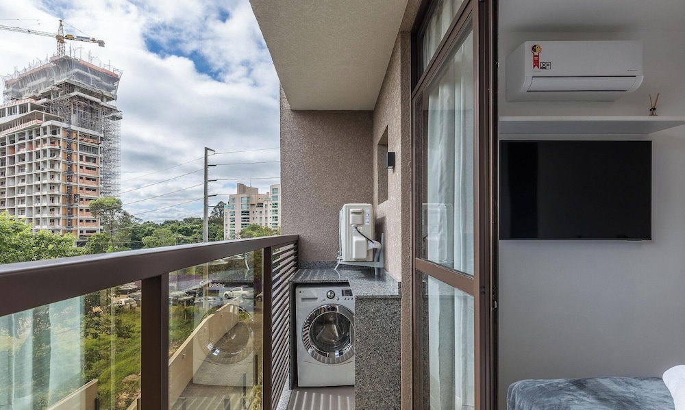 Studio in Condominium w/ Gym and Laundry Eco0304