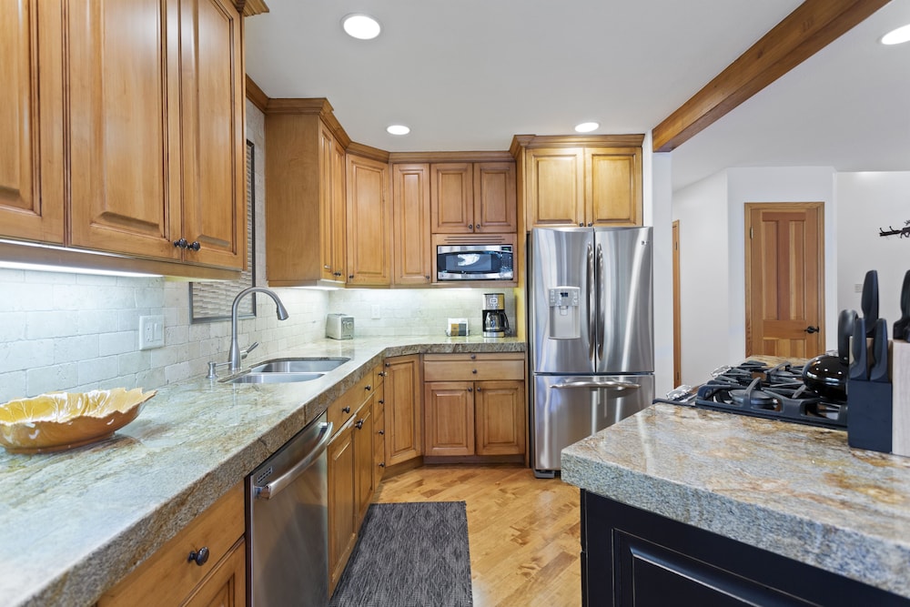Deer Lake Village at Deer Valley Resort - Two Bedroom Condo with Hot Tub #2426 2 Condo