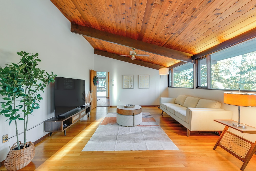 Trail Access On-site: Gorgeous MCM Deck House!