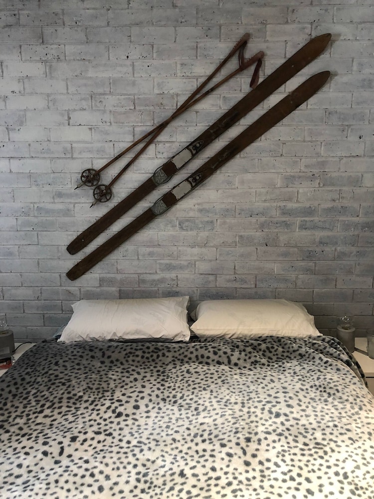 1 Bedroom Lawlers 24 view 5
