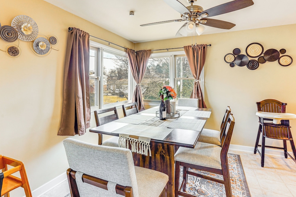 3 Mi to Berkshire Mall: Suburban Stay w/ Yard!