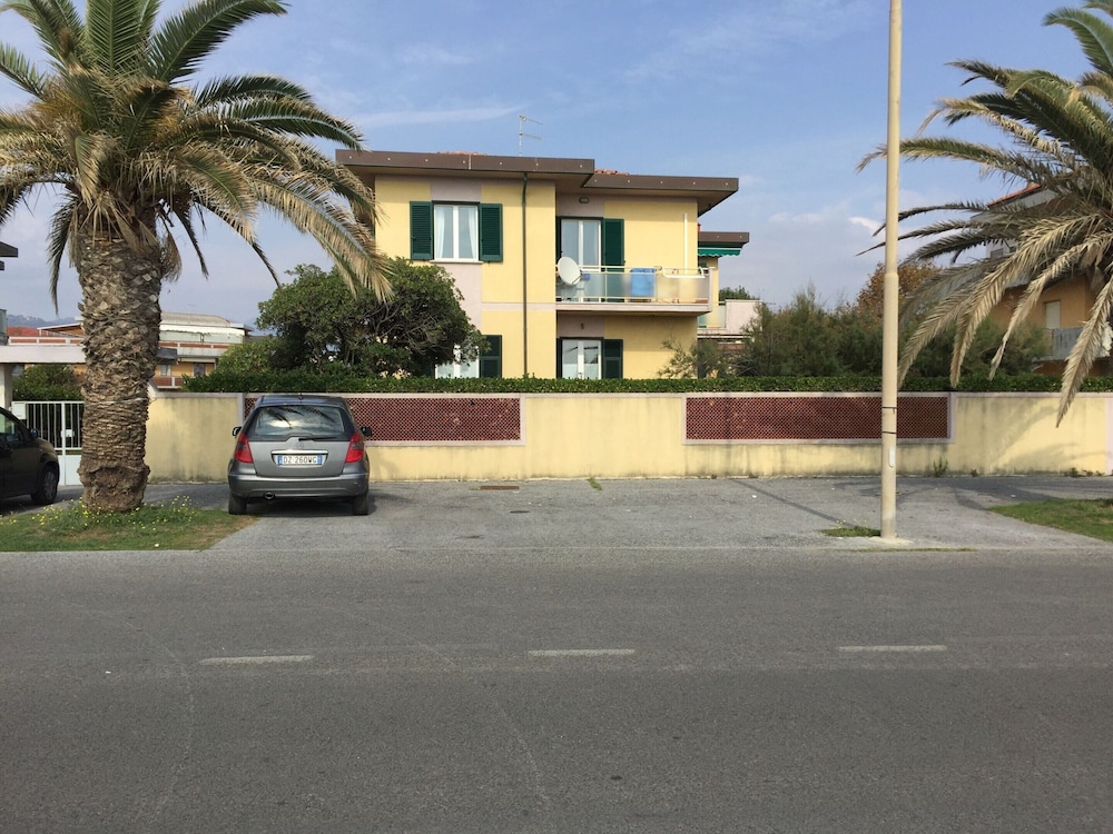 Amazing Holiday Home Near Pet-friendly Beach view 3