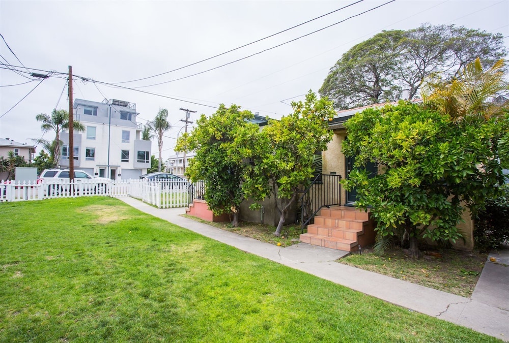 Orange Tree Cottages Downtown view 5