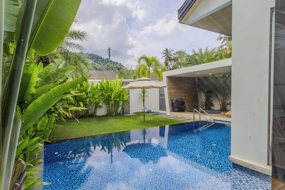 Great for Relaxing with Pool V259