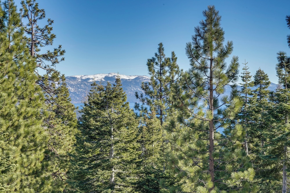 6 Mi to Ski Slopes! Family Tahoe Cabin w/ 3 Decks
