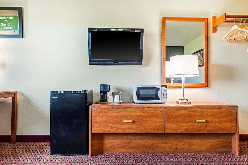 Travelers Lodge & Suites