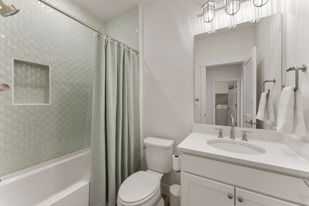 St. Gorgeous 3 Bedroom Condo