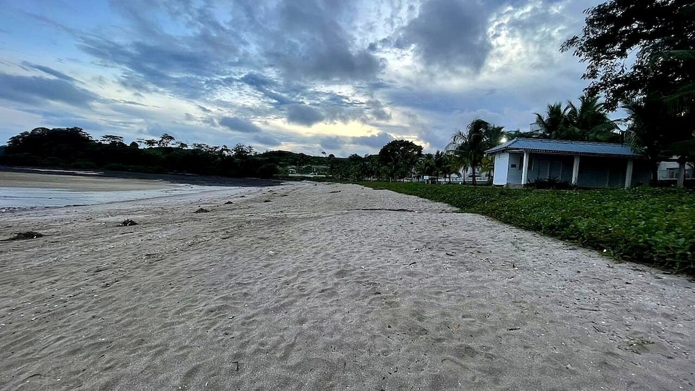 Habitación con entrada Privada en Playa Dorada + Kitchenette y baño.