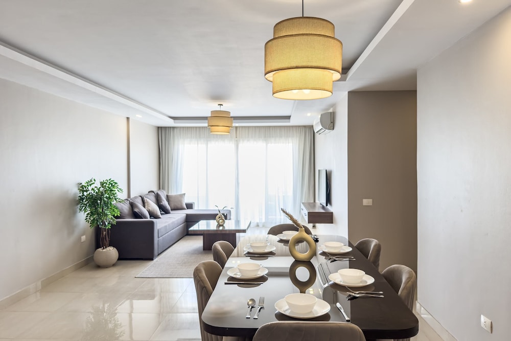 Flattering 2bdr - 5 min to Airport