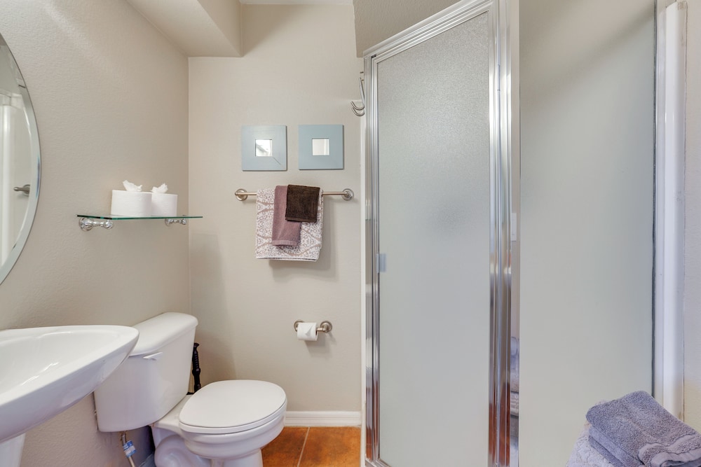 < 1 Mi to Biltmore Fashion Park: Condo w/ Pool!