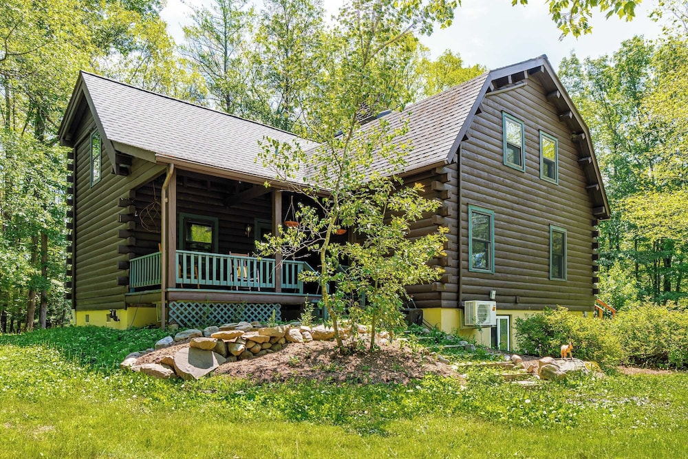 Pool+hot Tub, Firepit Near Hikes, Shops, Dining Cragswood Lodge by Avantstay