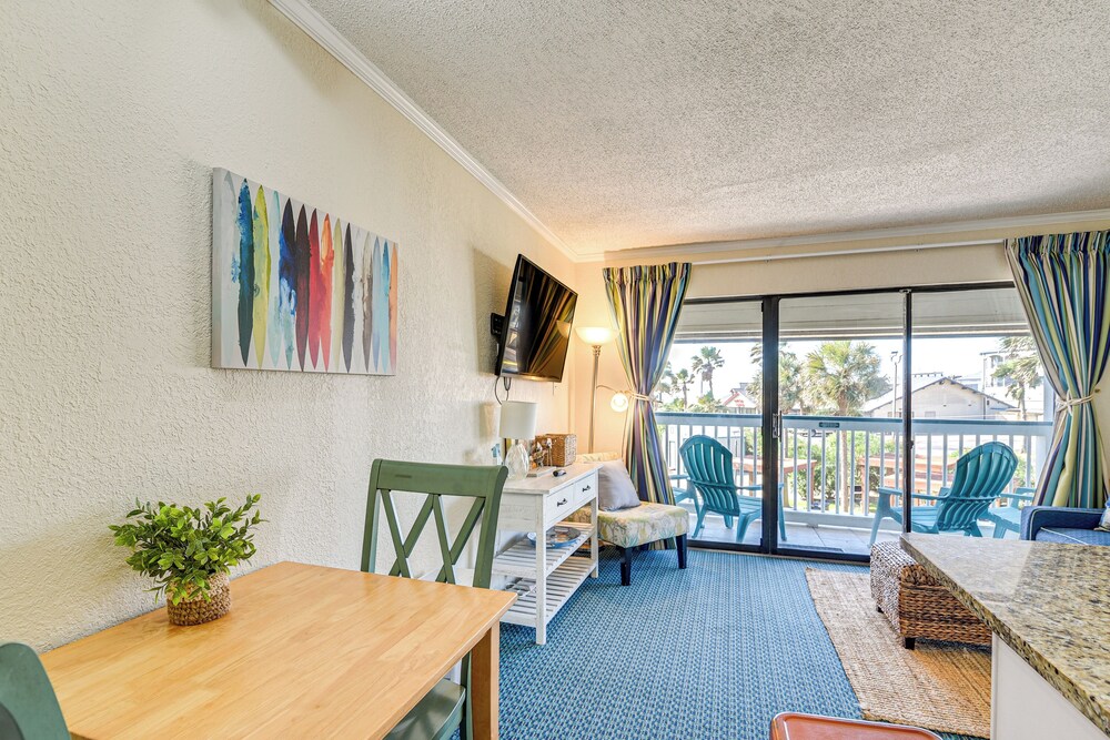 Stroll to Shore: Gem w/ Pool Access in Galveston