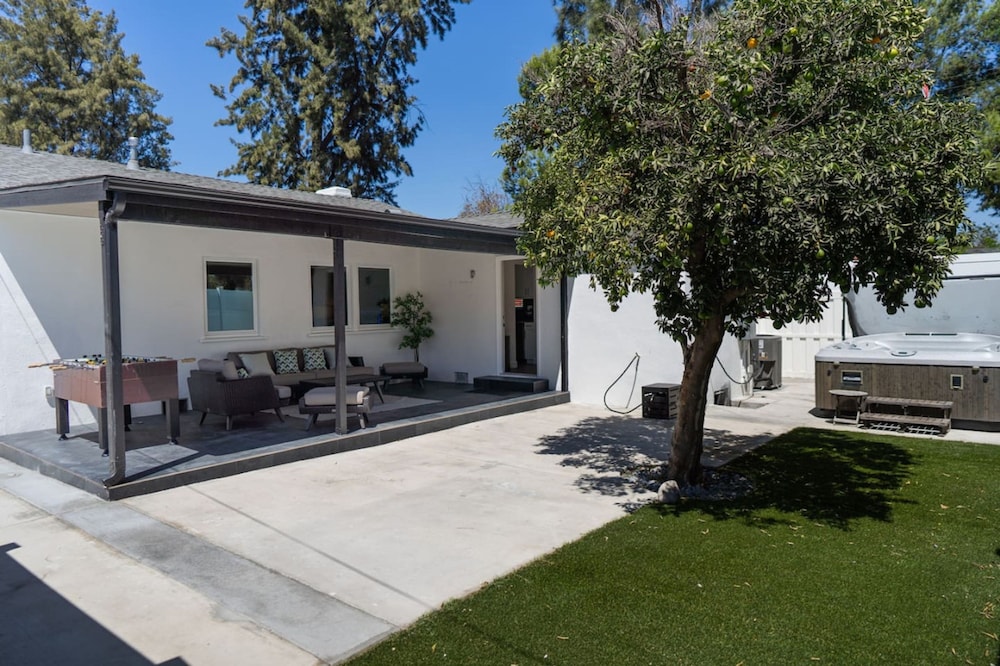 Remodeled 3BR House w Hot Tub Fenced Yard p58