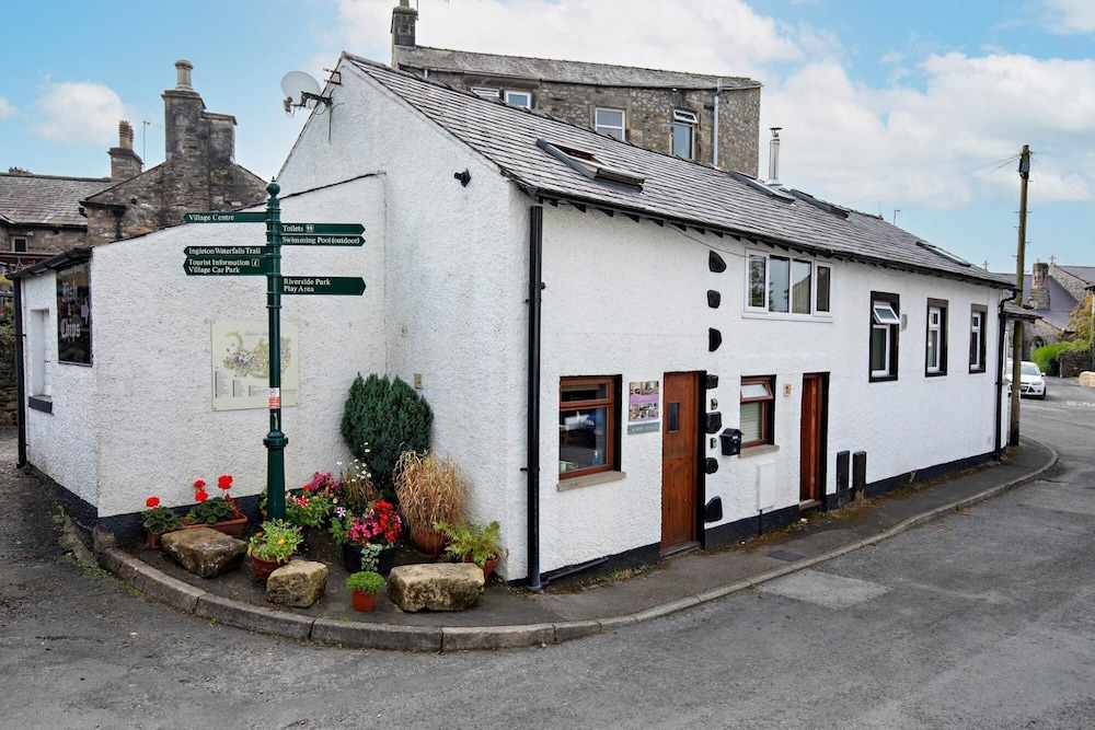 Jasmine Cottage Ingleton Yorkshire Dales view 4