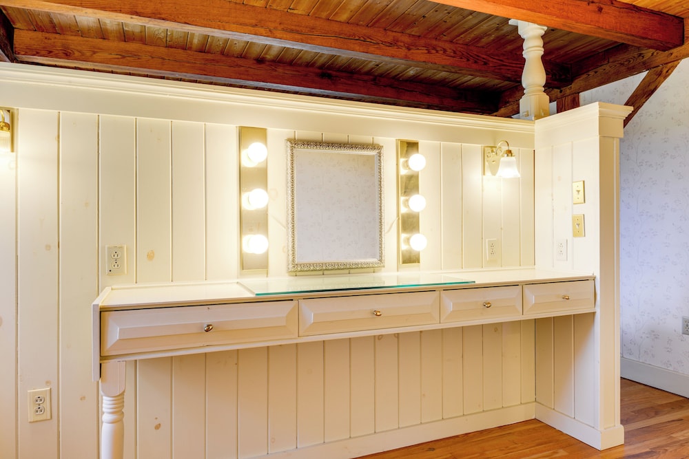 10 Mi to Mt Snow! Grand Estate Built to Entertain
