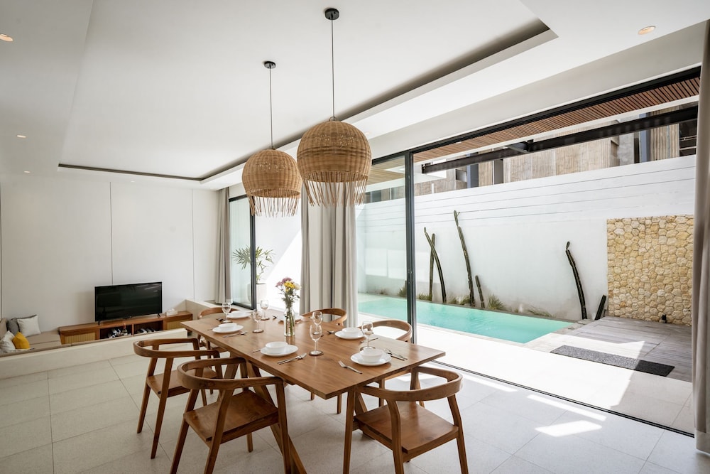 RHYS Villa Pererenan