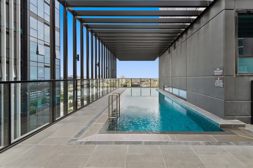 Sophisticated 2-bed With Bay Views & Amenities