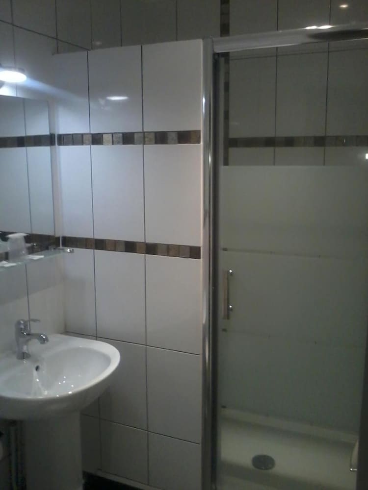 Levallois-Perret Vacations - Hotel Briand devient Hotel IPL - Property Image 8