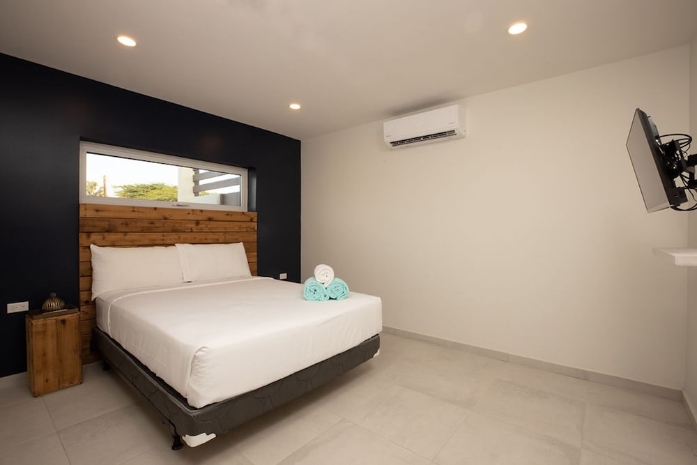 NEW - Cozy Modern One Bedroom Close to Beach