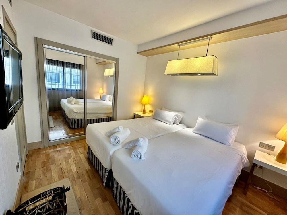 Engracia Square 1-bedroom Apartment in Chamber