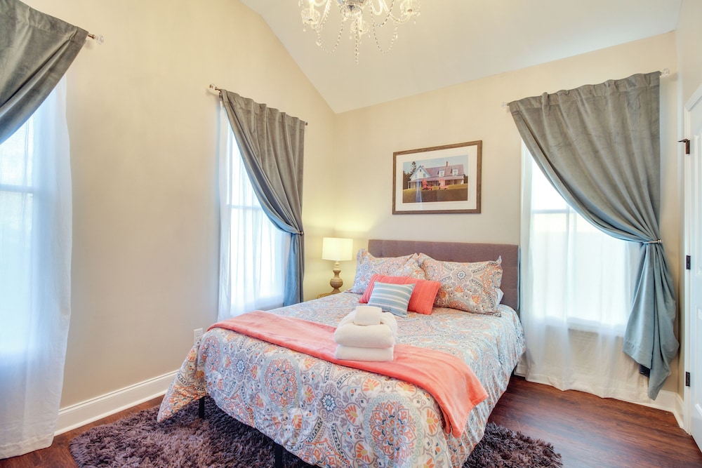 Chic Thomas Square Home in Walkable Location! view 2
