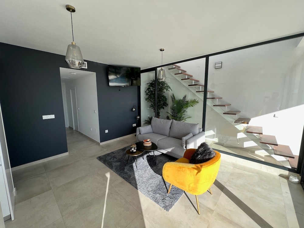 Outstanding 2 bed Apartment With Rooftop sea Views