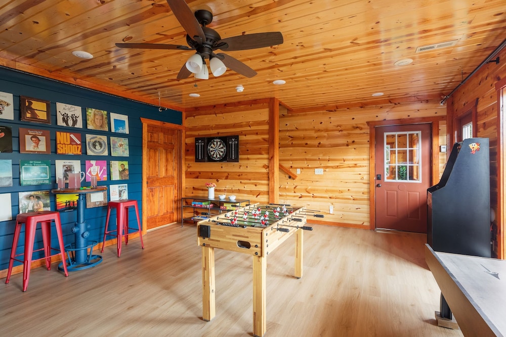 Smoky Ridge Newly Renovated Cabin w Indoor Pool Game Room Theater