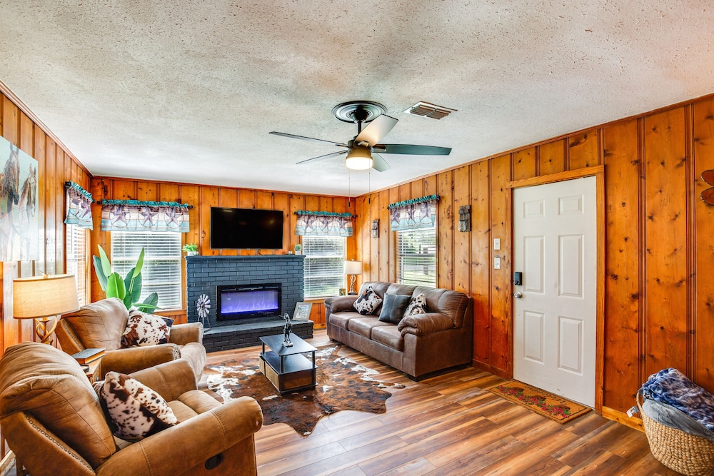 Grapeland Farm Retreat w/ Pool, Grill Fire Pit - Property Image 20