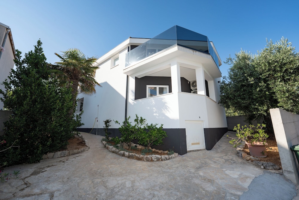 Holiday Home Tika's Blue-Private Pool