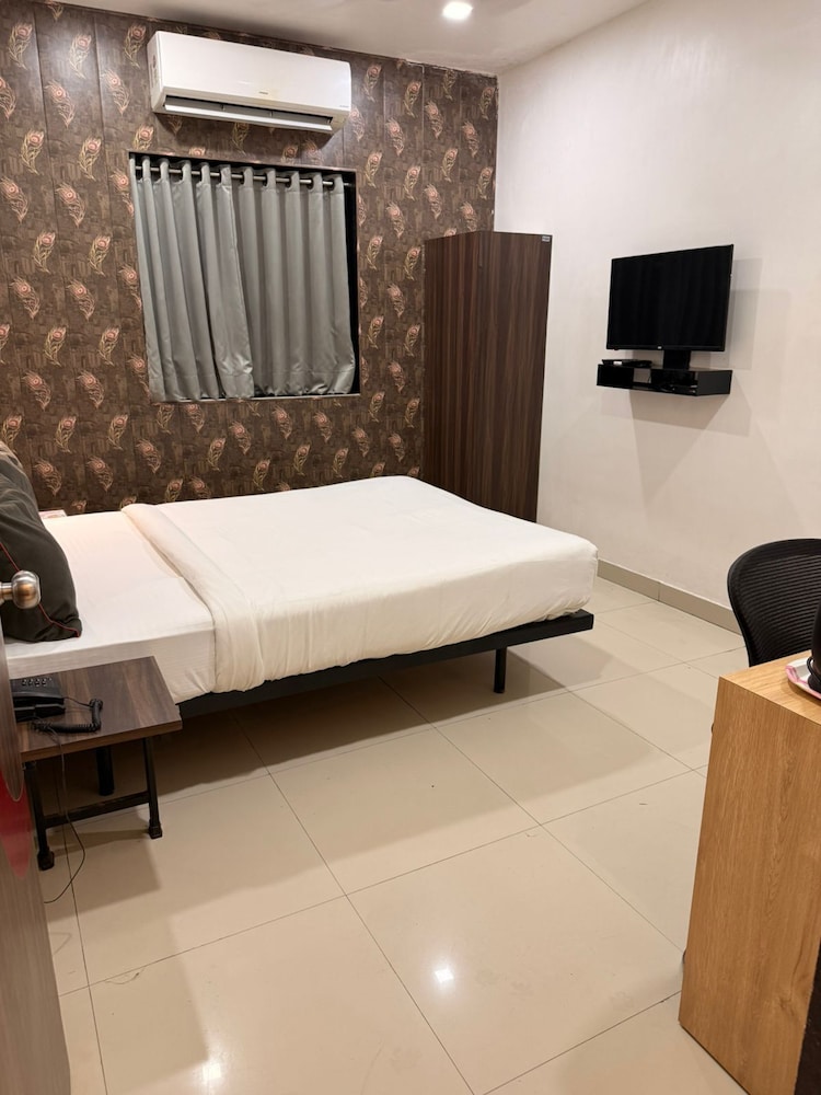 HOTEL LOTUS