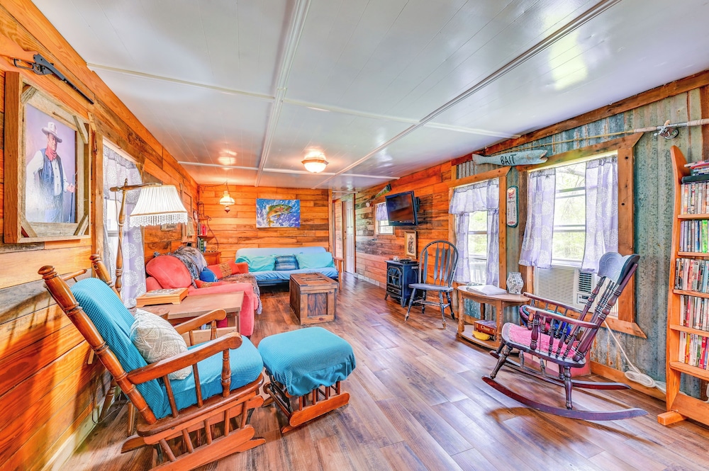 Fenced Yard: Quaint Cabin Near Lake Texoma!