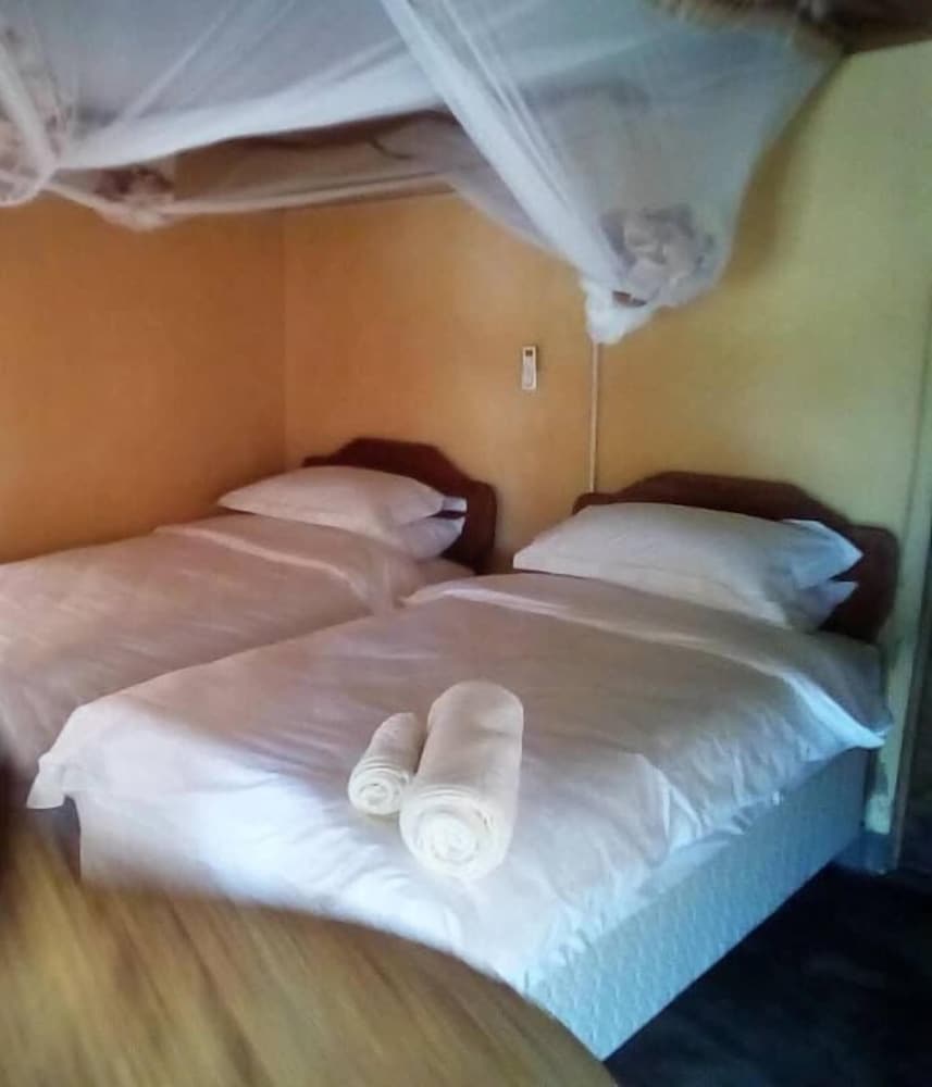 Mophy  Budget  Safari  Lagoon  Camp view 2