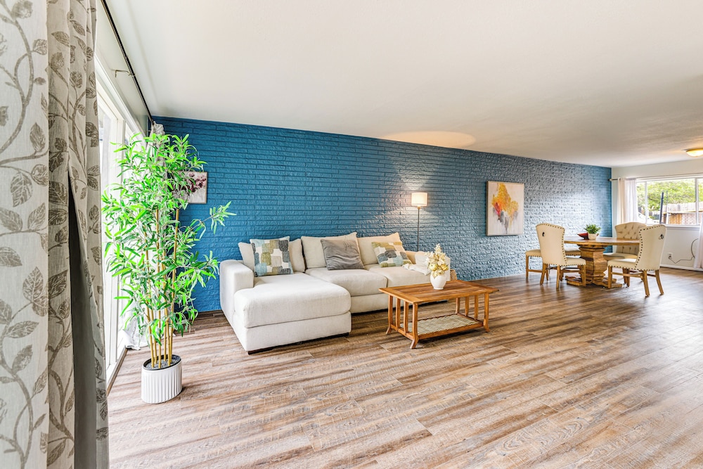 1 Mi to The Galleria: Houston Townhome w/ Patio!