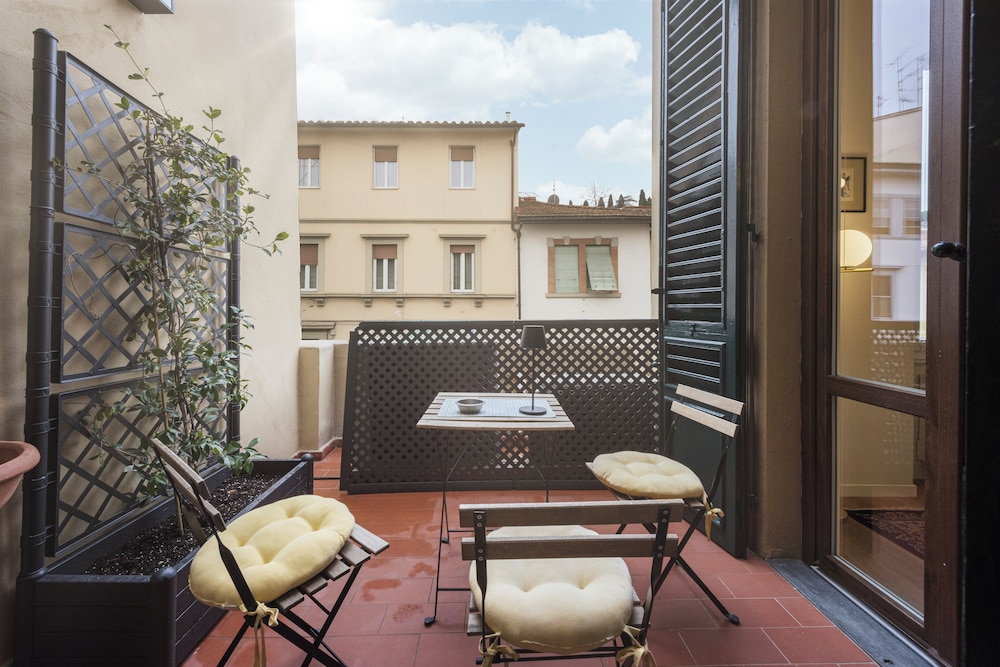 Salutati Apartments by MMega